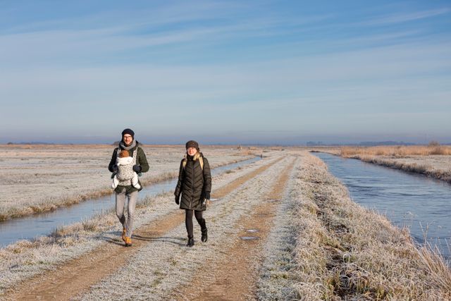 Wandelen in de winter in een besneeuwd landschap