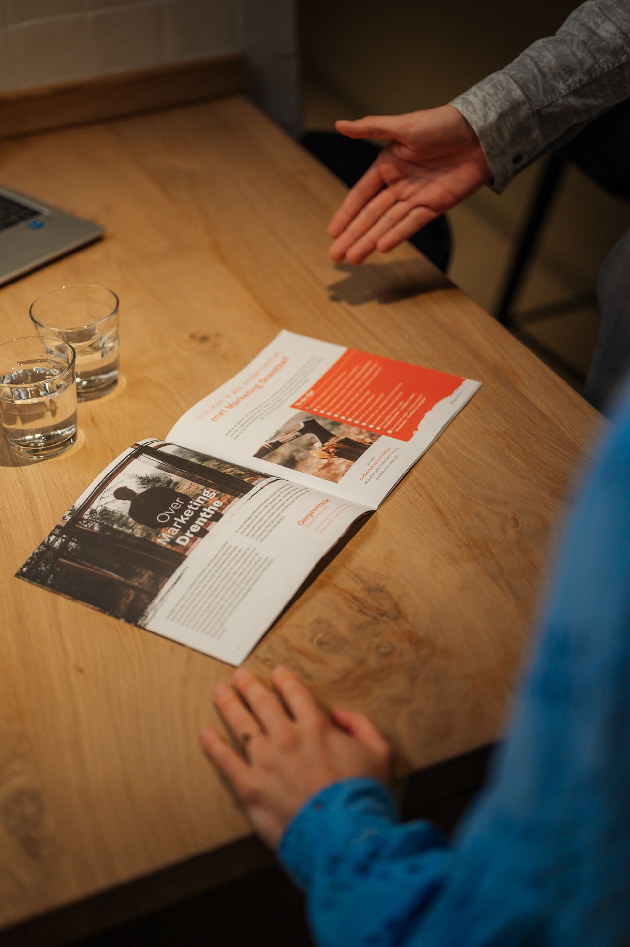 De Drenthegids op tafel
