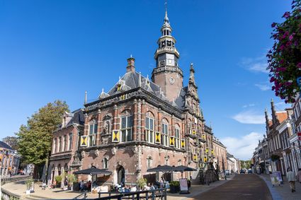 Het imposante gebouw van Museum De Tiid met een helderblauwe hemel.