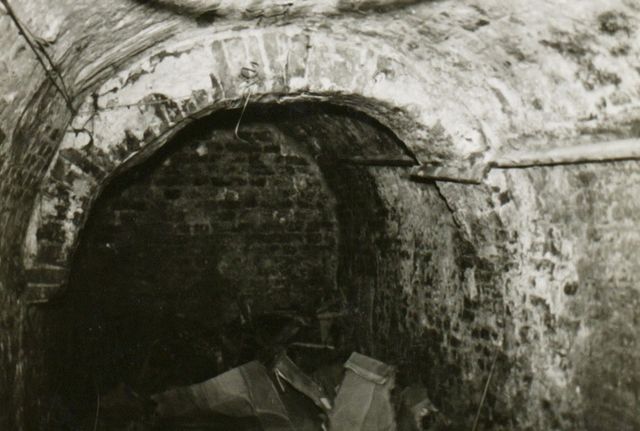 Ontdekte keldergang die nergens heen leidt in De Moriaan (1959)
