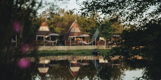 Cosy A-frame huisje voor vier of zes personen. Luxe en comfort ineen! Gelegen aan de pingo met uniek uitzicht op het water. Sommige met hottub te boeken.