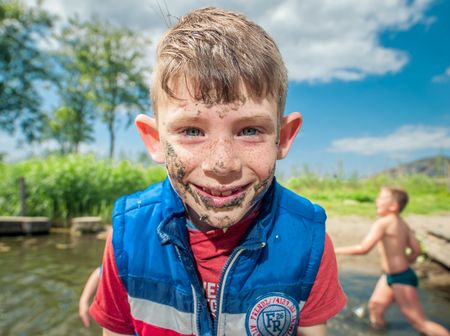 Kind met modder