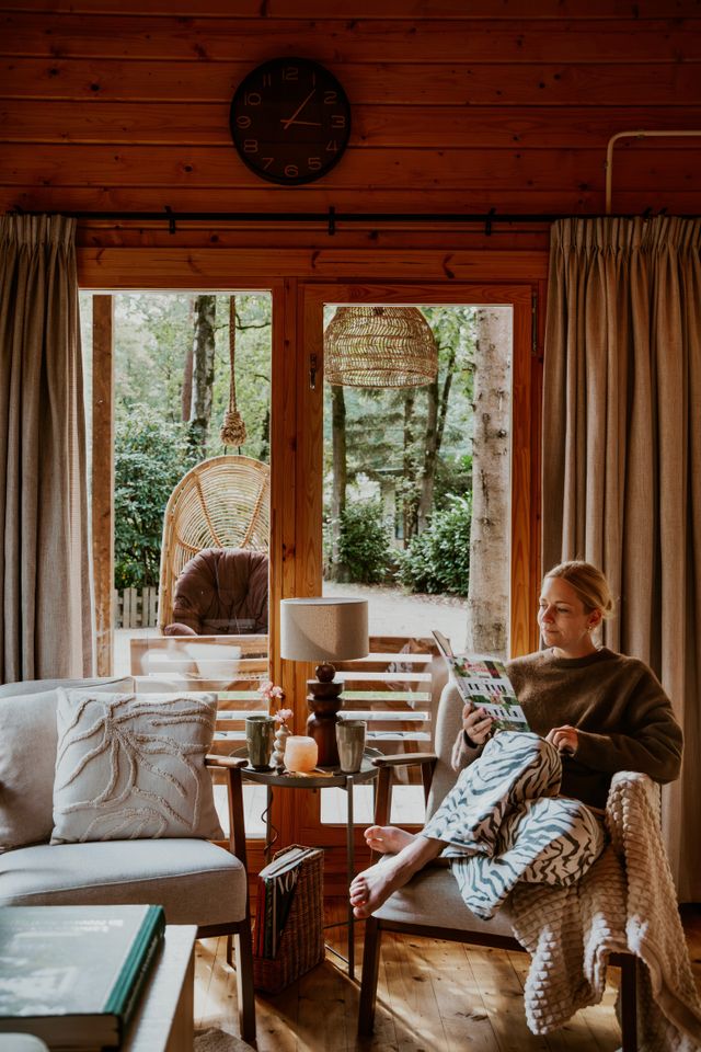 Geniet van een goed boek of tijdschrift in de comfortabele leeshoek