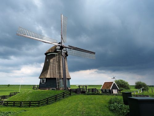 Molen met donkere lucht op de achtergrond