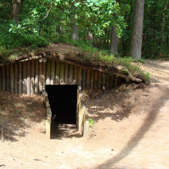 Verscholen dorp hut met gras