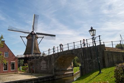 Lemsterpoort met de kaai op de achtergrond en toeristen op de waterpoort.