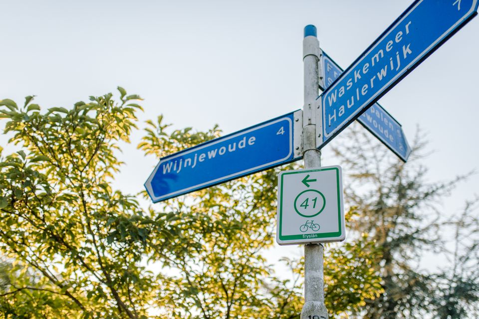Routebordje van het fietsknooppuntnetwerkn in Friesland