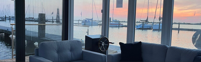 Uitzicht over water.