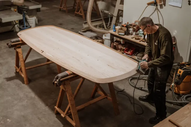 het afwerken van een houten tafel