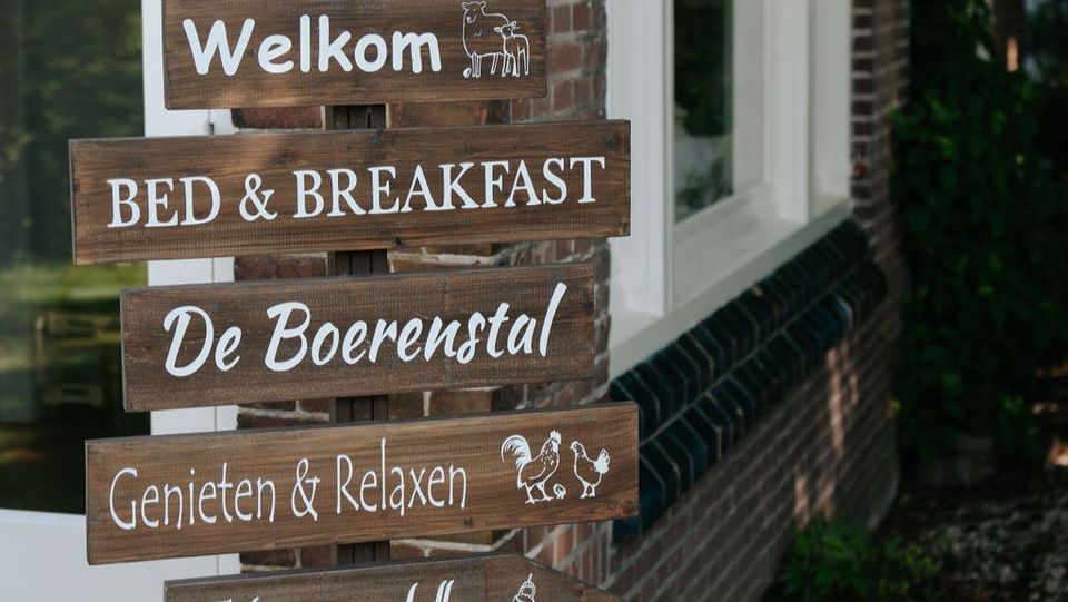 Welkomstbord bij B&B de Boerenstal