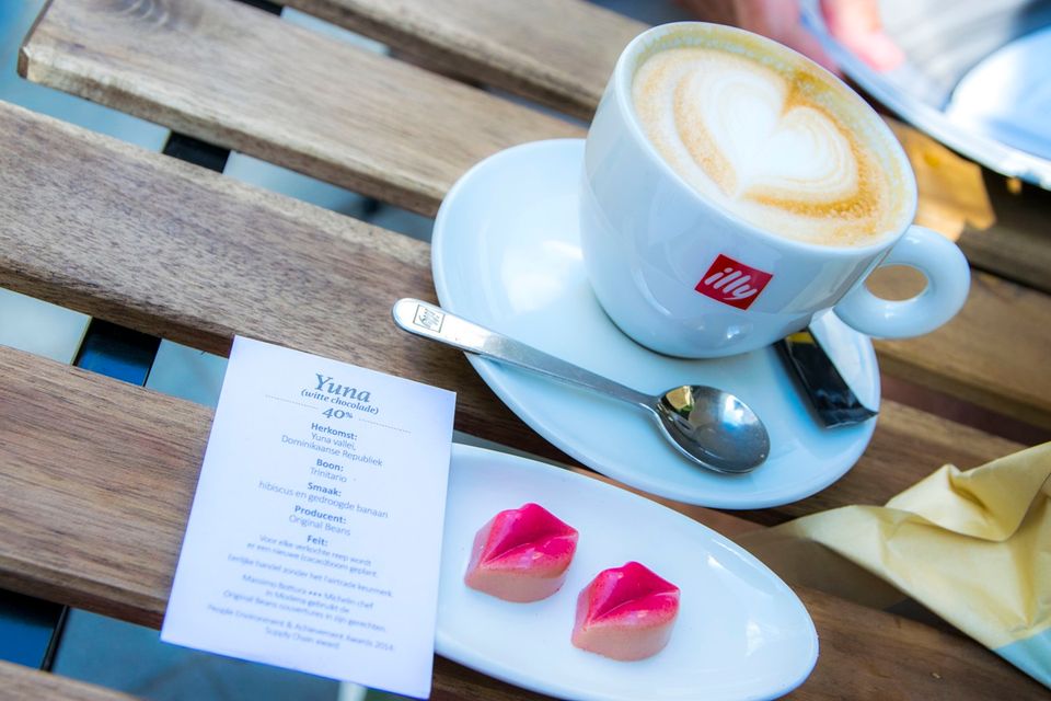 Darq Maastricht coffee and punekes chocolate on table