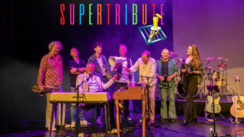 band foto van Supertribute coverband, op het podium met instrumenten