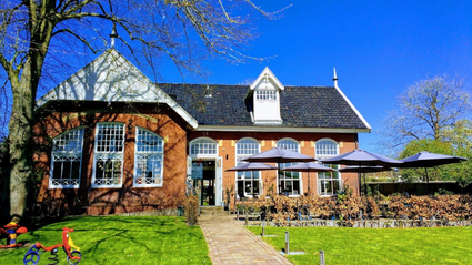 Voorzijde Spijslokaal met terras