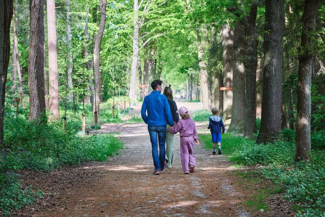 Een gezin wandelt in het hondenbos in Oudemirdum.