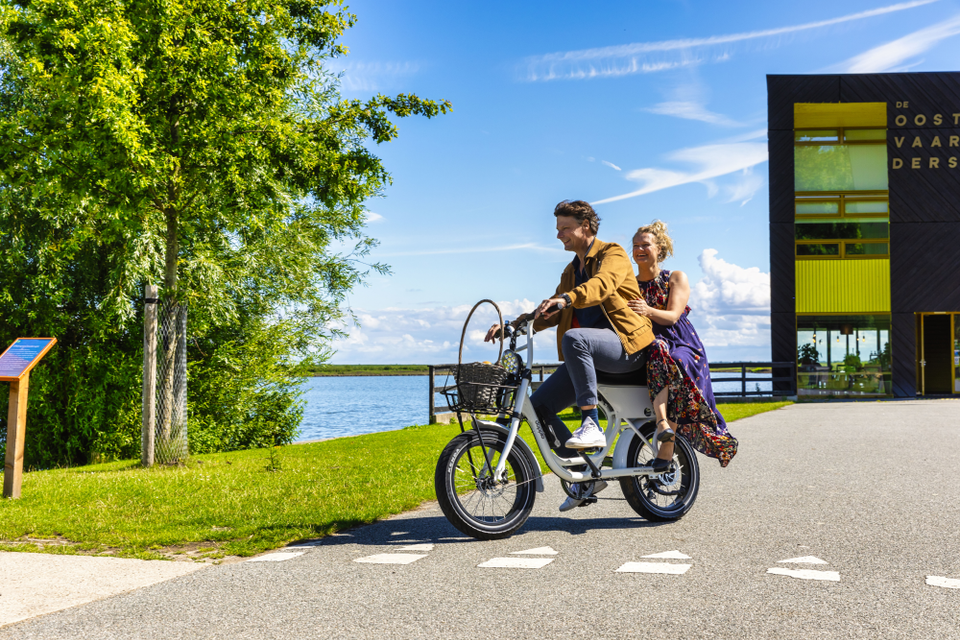 Stel aan het fietsen bij natuurbelevingscentrum Oostvaarders