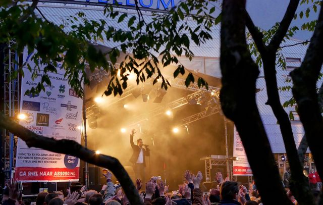 Foto vanuit het publiek op het bevrijdingsfestival.