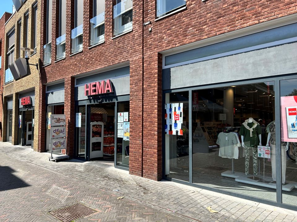 Binnenzijde van HEMA Woerden Centrum met diverse woonartikelen, kleding en versproducten.