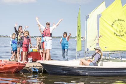 Kinderen leren zeilen bij Zeilschool It Beaken in Heeg.