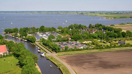 Luchtfoto van de jachthaven en het slotermeer in de zomer van 2020