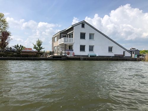 Een foto van een huis aan het water