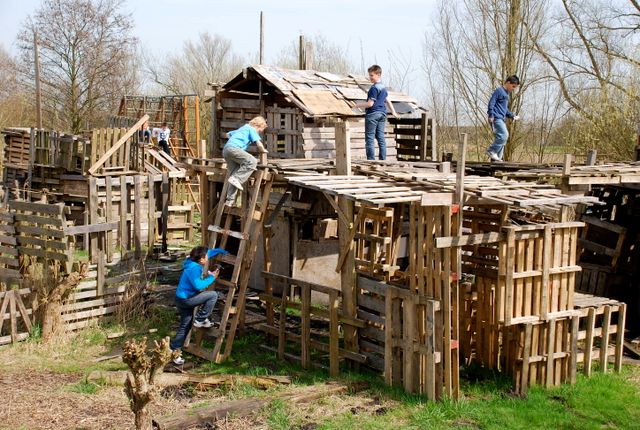 Kinderen die hutten bouwen in Het Kinderparadijs in Purmerend.
