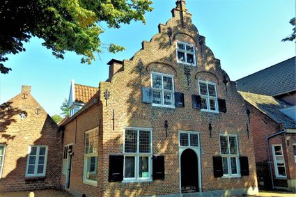 Het Oudste huis met een zgn. gezwenkte trapgevel.