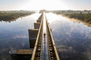 Man op Moerputtenbrug in het najaar