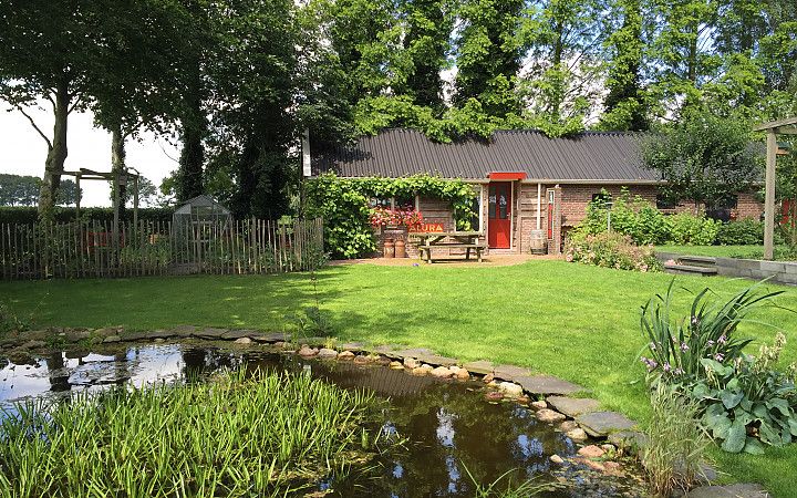 Zicht op de B&B vanuit de tuin