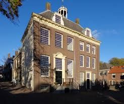 Stadsmuseum rhenen met een blauwe lucht.