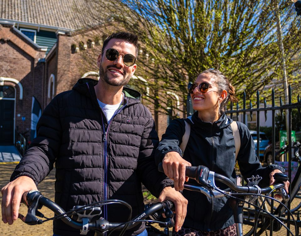 Foto van twee Zaanse fietsers in de Zaanstreek.