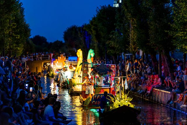 Gondelvaart in de Luts tijdens de feestweek in Balk met meerdere versierde gondels.