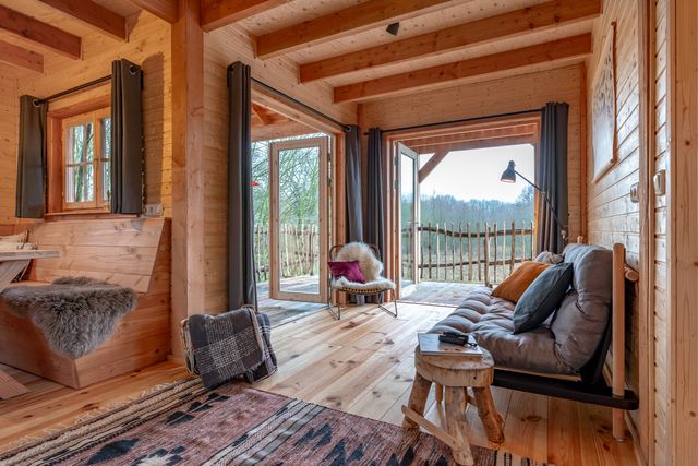 Das geräumige und authentische Wohnzimmer des Baumhauses aug Campingplatz Tolhek