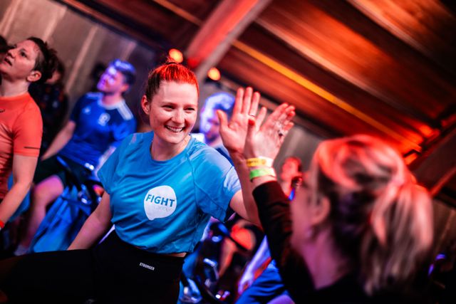 Deelnemer doet mee tijdens het evenement Swim to Fight Cancer