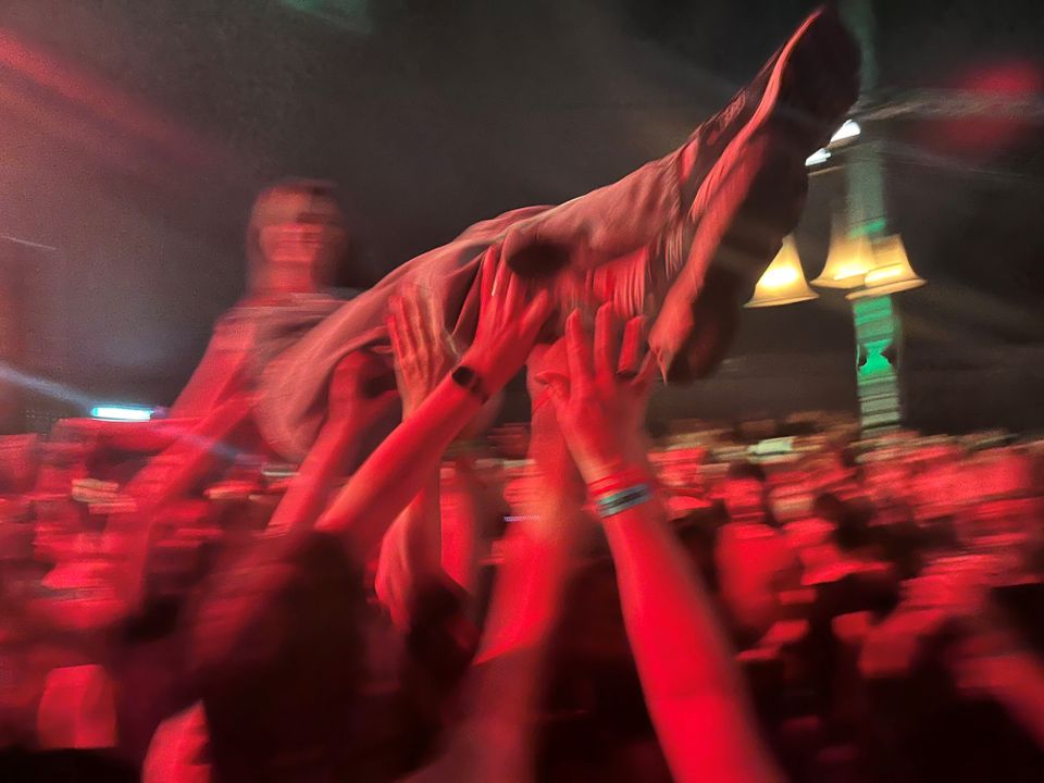 Crowdsurfen op Mistyfields
