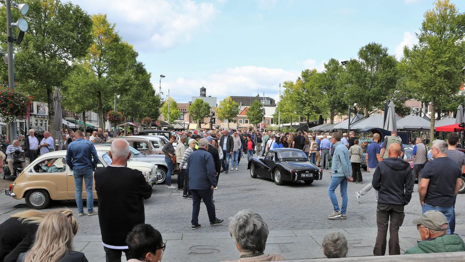 Een evenement waarbij allerlei oldtimers staan