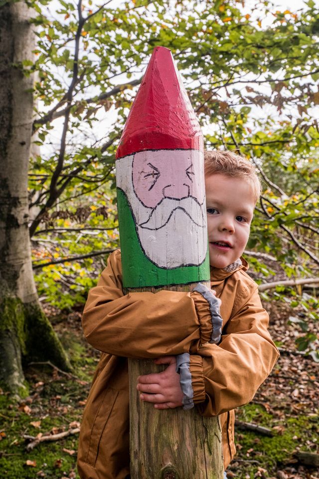 Kind knuffelt kabouterpaaltje Kabouterpad Dongen