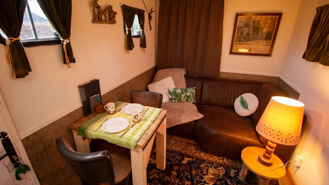 inrichting van de binnenkant met een bank en tafel