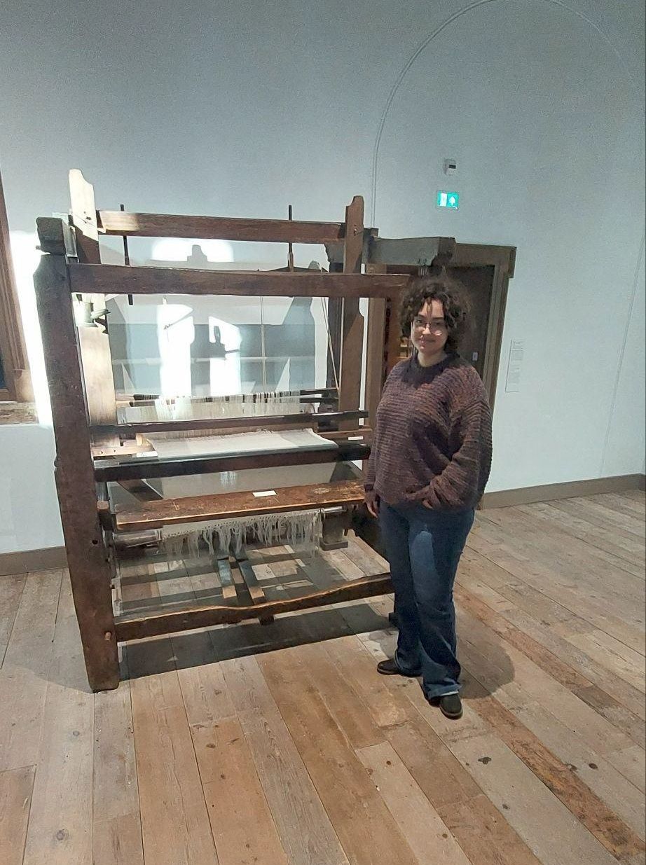 Studenten bezoeken in Museum De Lakenhal een zaal over textielgeschiedenis.