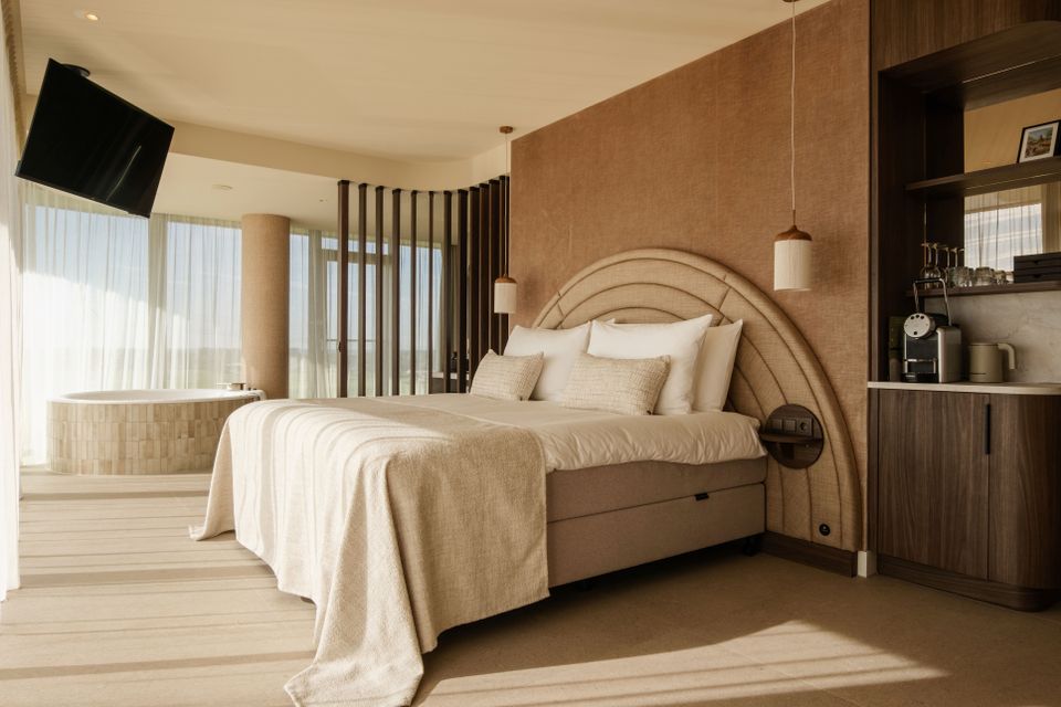 Hotel Van der Valk Woerden, Woerden, Groene Hart, luxe hotelsuite met comfortabel tweepersoonsbed, vrijstaand ligbad, koffiecorner en panoramisch uitzicht voor een ontspannen wellnessovernachting.