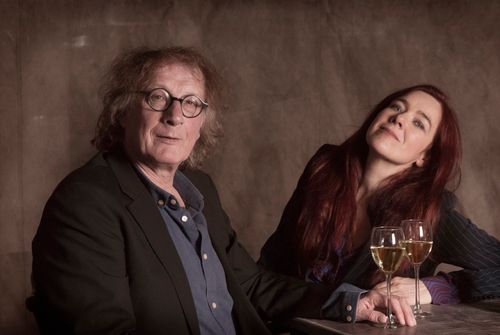 Man en vrouw aan tafel