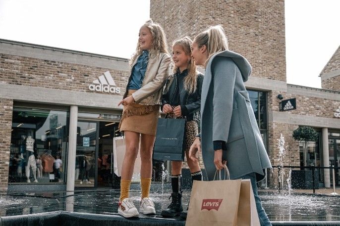 Designer Outlet Roosendaal, kinderen aan het winkelen