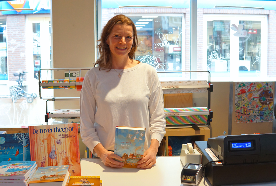 Carolien Rip, eigenaresse van Boekhandel Silverster Kinder- en Jeugdboeken in de Dorpsstraat in Zoetermeer.