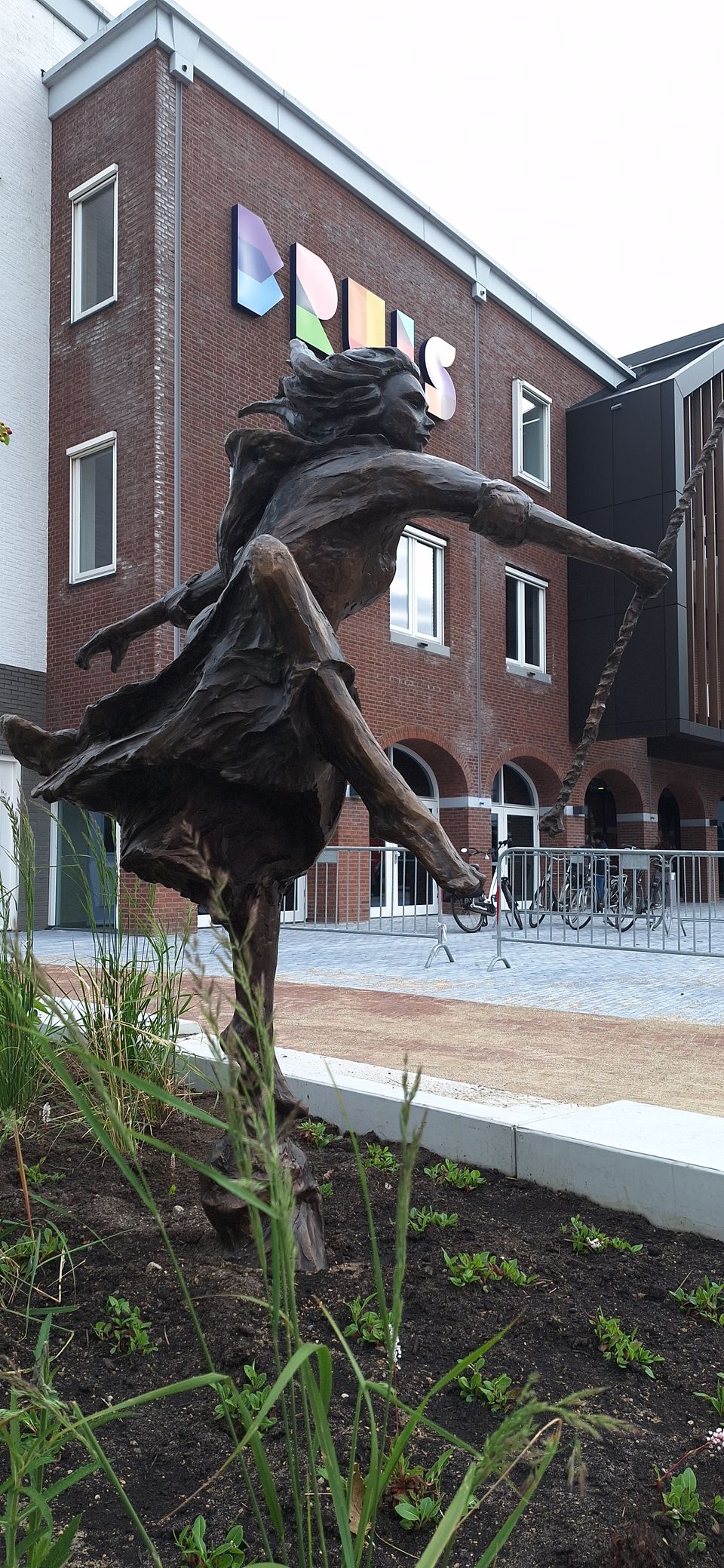 Bronzen beeld Zwarte Kaat