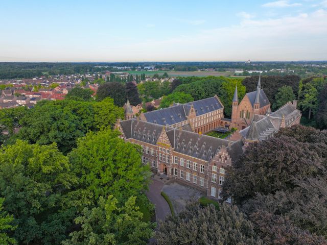 Een sfeervolle impressie van de groene binnentuin van Bovendonk, waar historie en gezelligheid samenkomen tijdens het Speciaal Bierfestival.