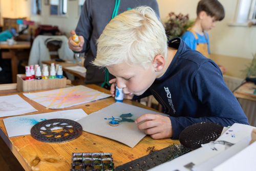 Een kindje die aan het knuffelen is