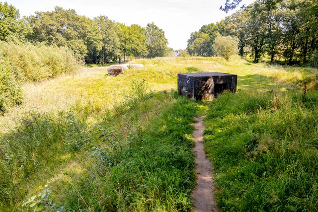 Oud fort van de Grebbelinie in een veld.