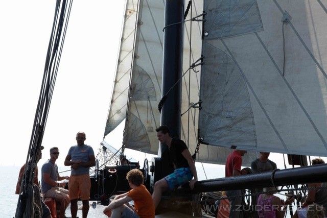 Groep mensen op een zeilvloot