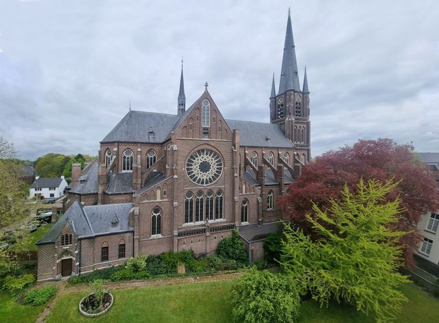 zijkant kerk bovenaf met pastorietuin