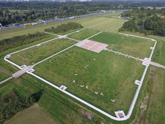 De randen van het fort in Vechten zijn zichtbaar vanuit de lucht, met op de achtergrond de A12.