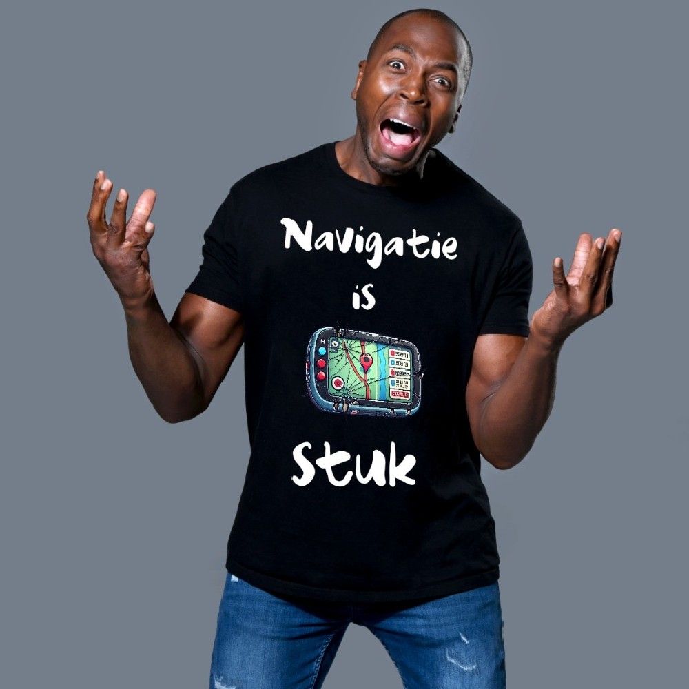Foto van Steven in een zwart T-shirt met opdruk: "navigatie is stuk" en jeans, tegen een donkergrijze achtergrond.